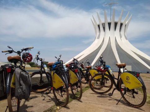 2022_06_30_Turismo_Turismo-a-pe-e-sobre-rodas-em-Brasília_Bicileta-e-Catedral